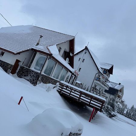 Red Family Apartments Пелтініш Екстер'єр фото