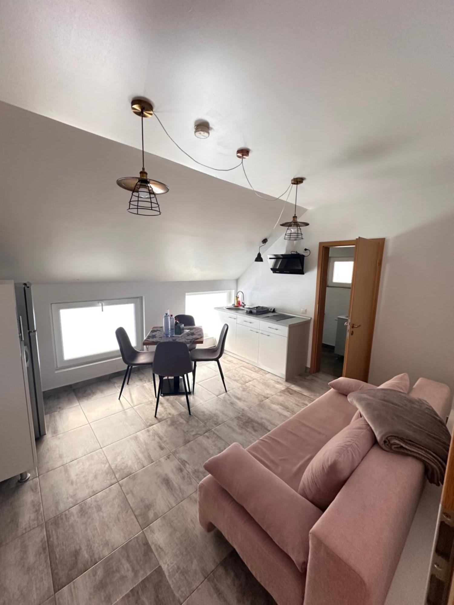 Red Family Apartments Пелтініш Екстер'єр фото