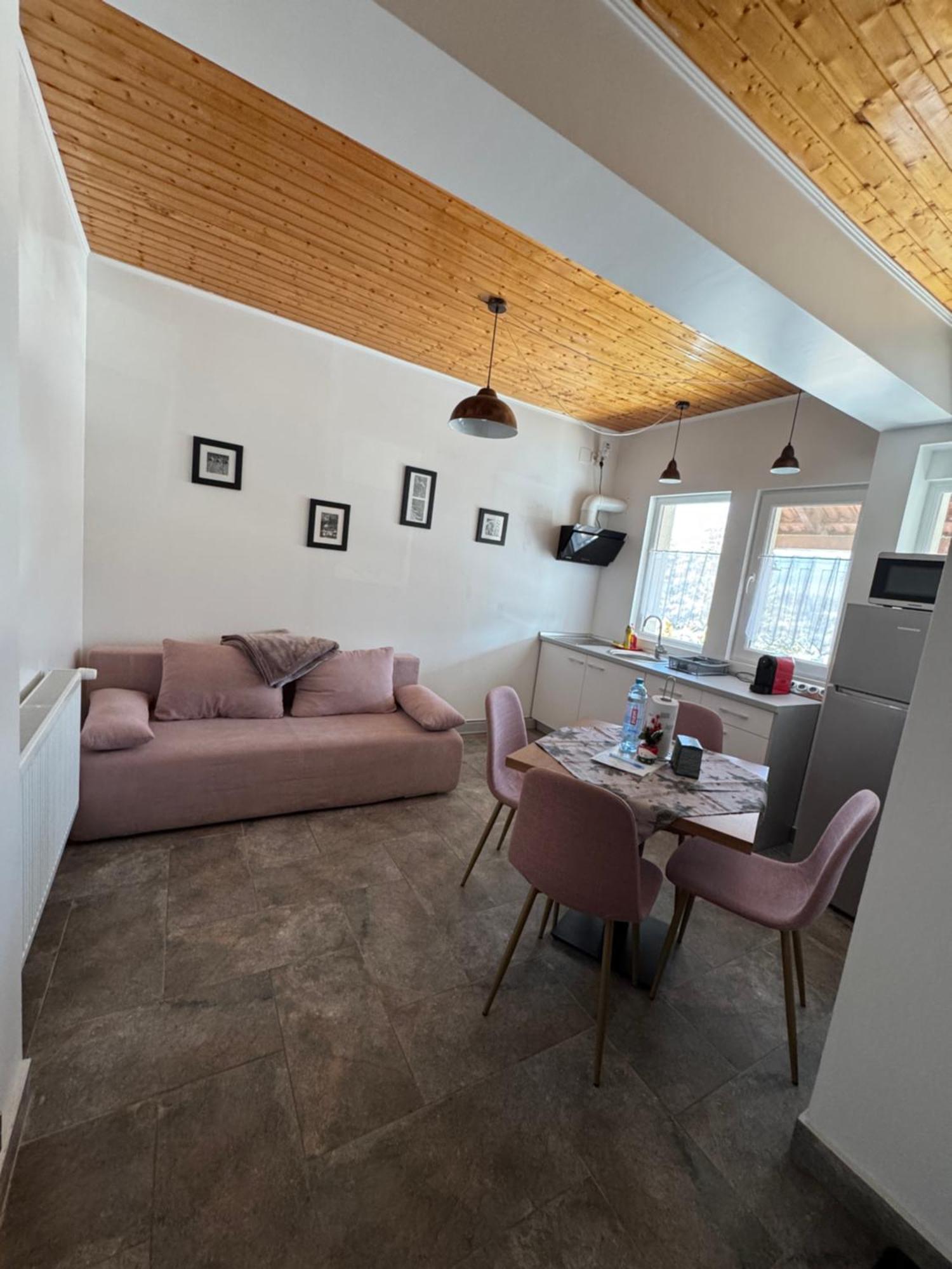 Red Family Apartments Пелтініш Екстер'єр фото