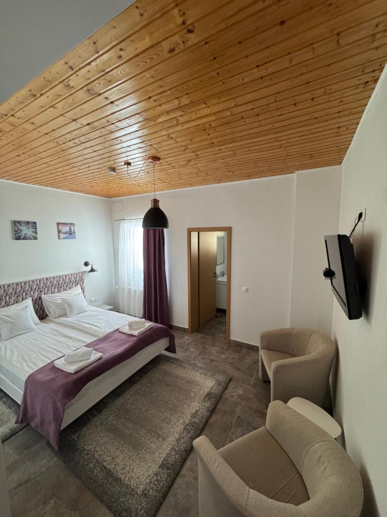 Red Family Apartments Пелтініш Екстер'єр фото