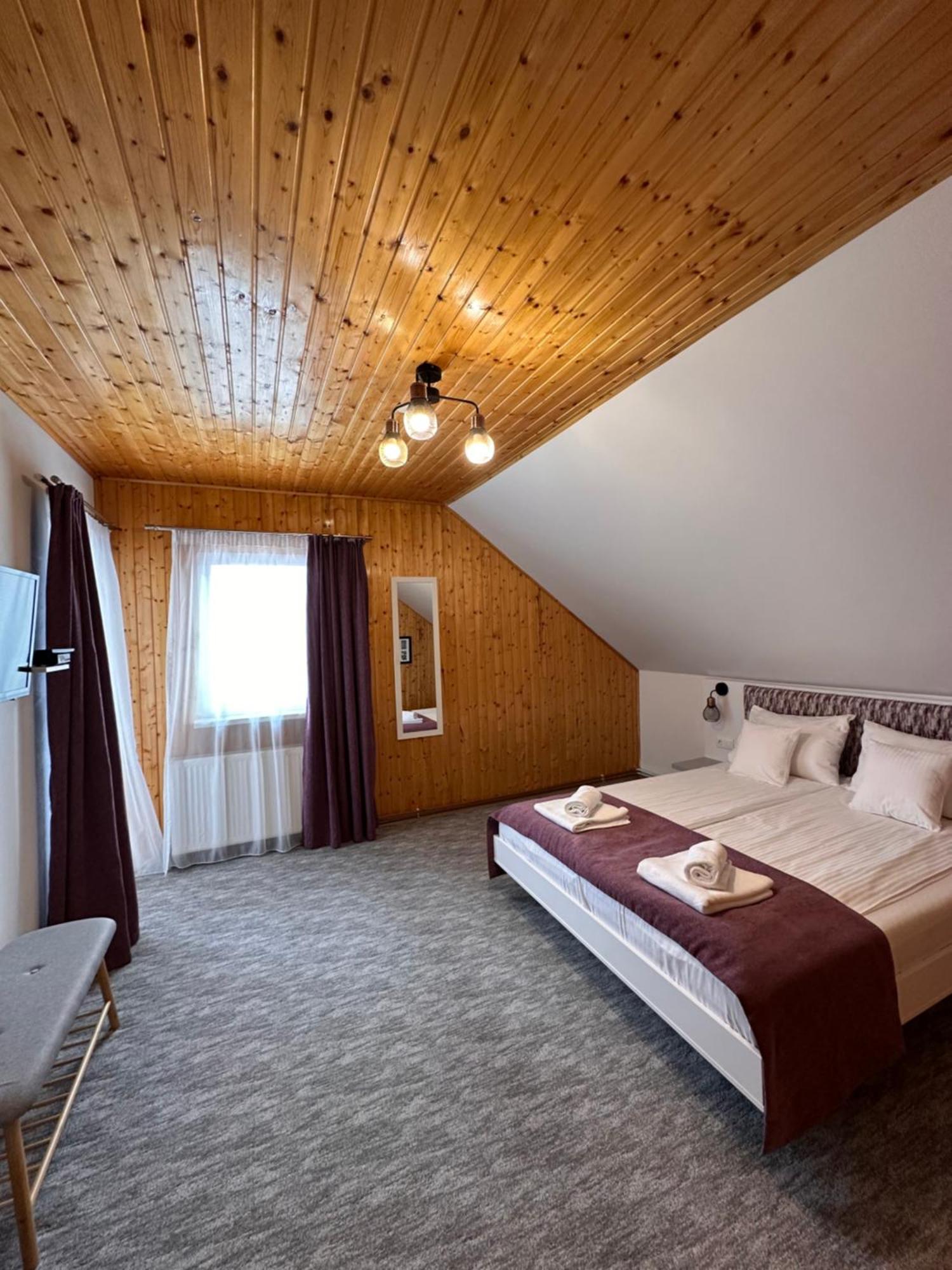 Red Family Apartments Пелтініш Екстер'єр фото
