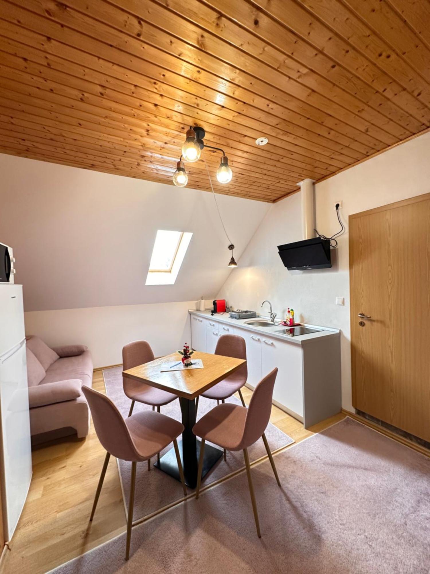 Red Family Apartments Пелтініш Екстер'єр фото